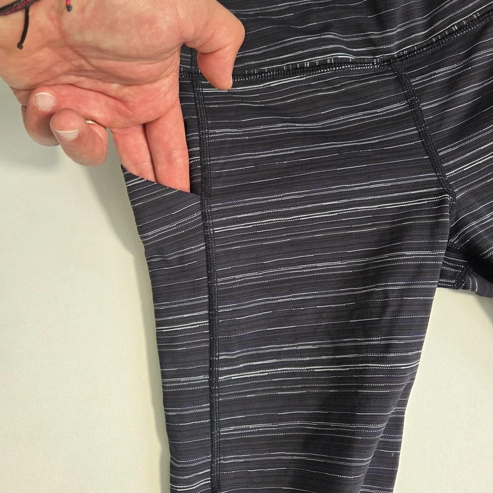 Lululemon Speed Crop Cyber Stripe Size 6 Naval Blue‎ Black Leggings Women
